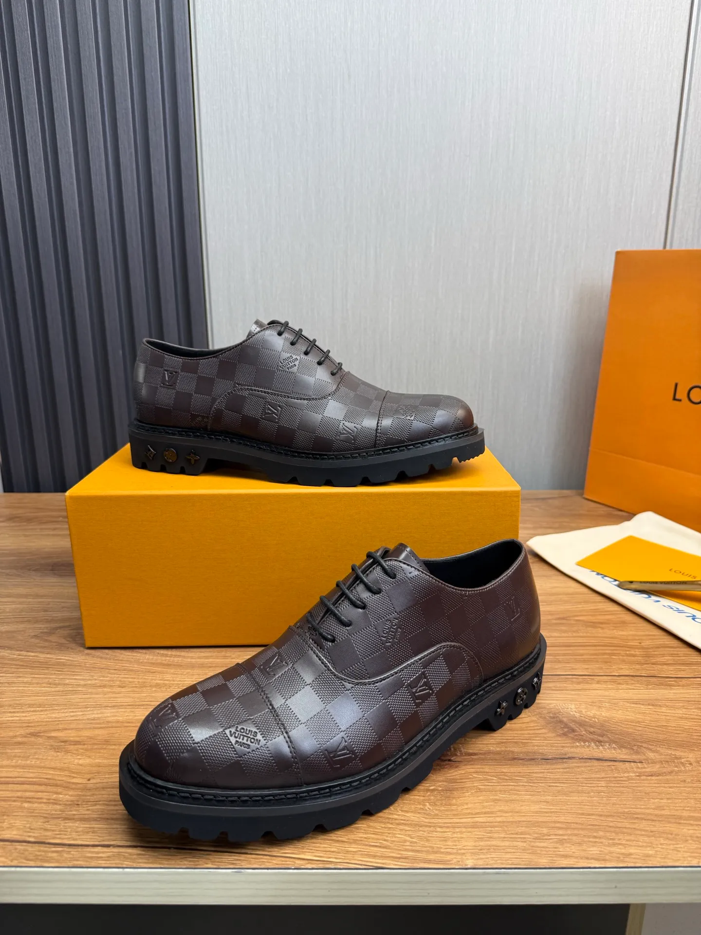 Men's shoes 💰900💰 LV. Men's casual lace-up leather shoes, the latest hot style 🔥 1:1 original purchase quality, top quality goods ⬆️The upper is imported open-edge beaded cowhide, cowhide, and cow suede. The hand-made three-dimensional stitching highlights the round toe design. The inner foot pads are all imported cowhide, with the original wear-resistant foam outsole, matching code 39-44, (38, 45 custom-made, non-refundable)